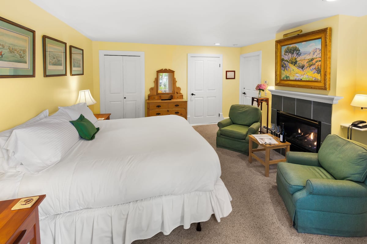 룸 | 고급 침구, 각각 다른 스타일의 인테리어, 각각 다르게 가구 비치, 책상