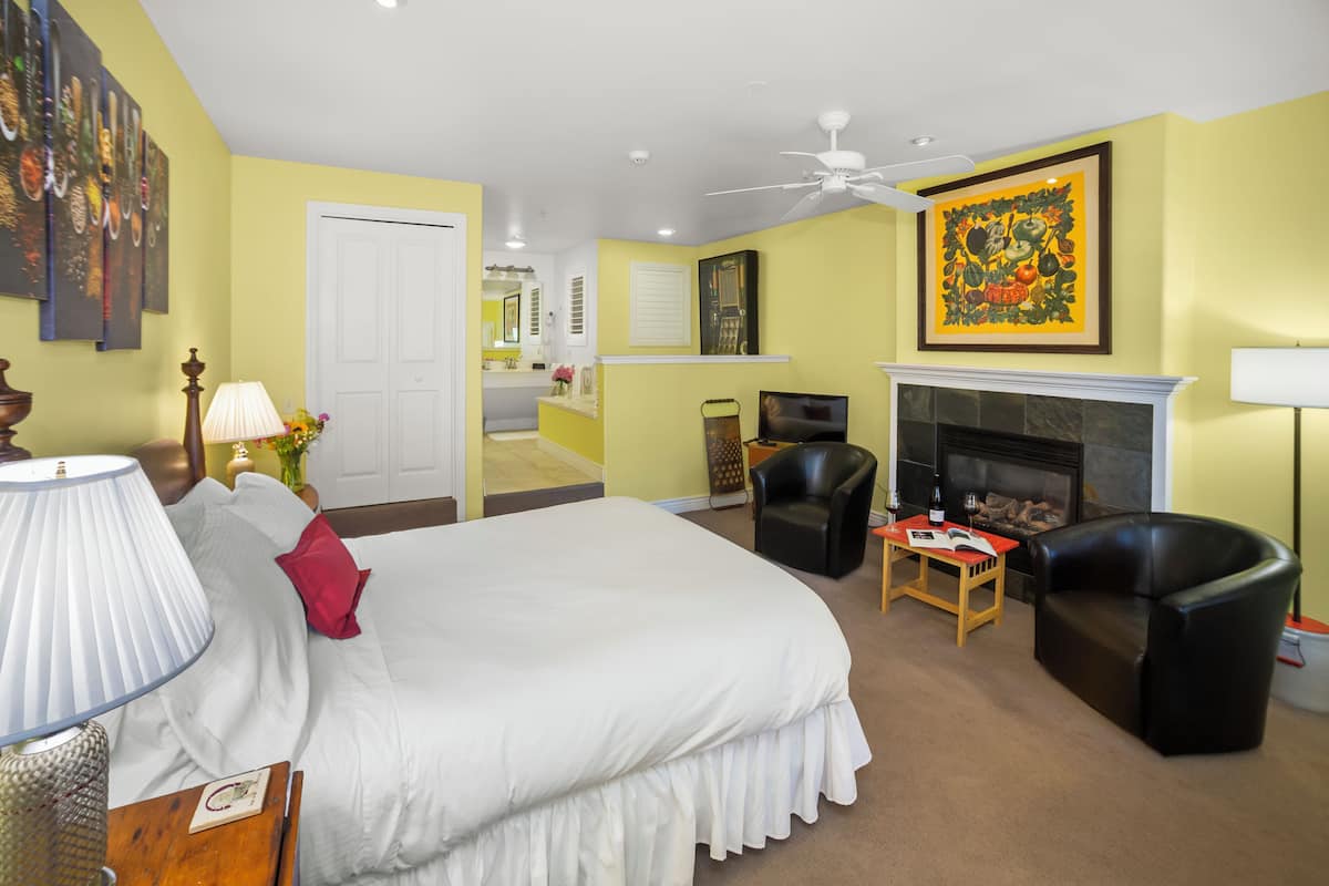 룸 | 고급 침구, 각각 다른 스타일의 인테리어, 각각 다르게 가구 비치, 책상