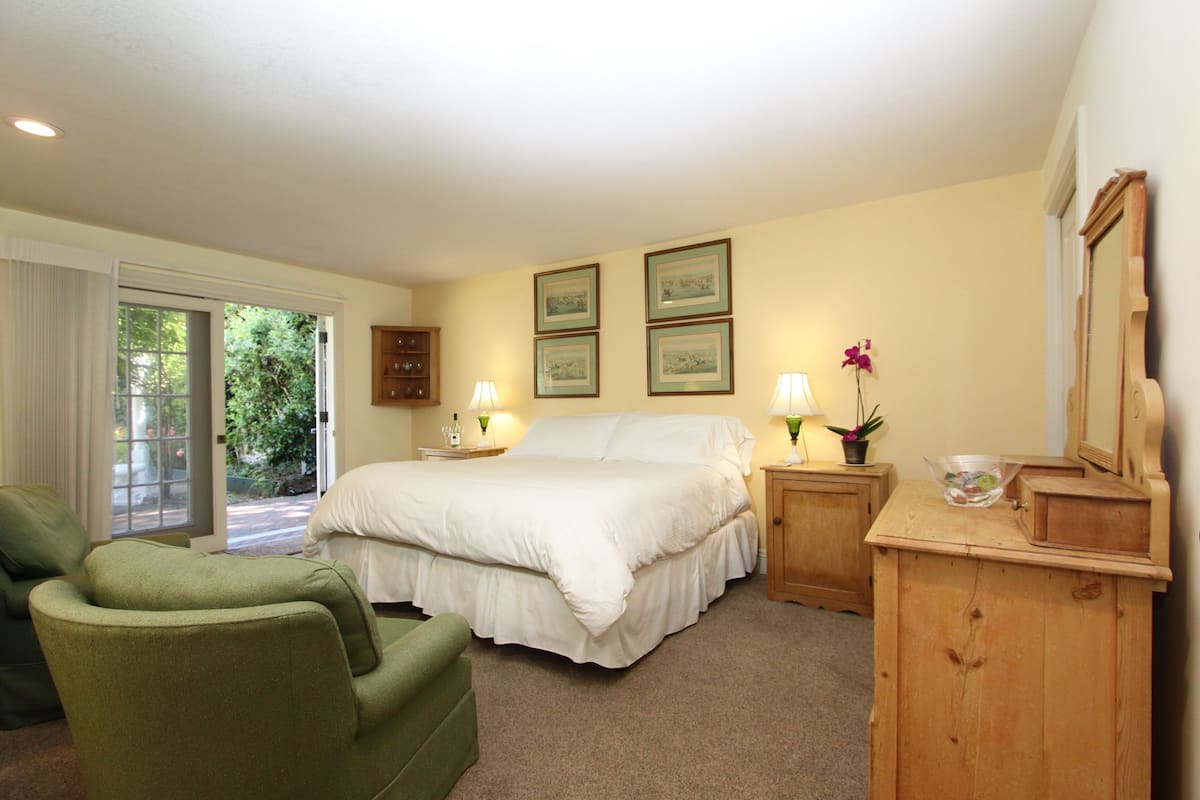 02-Sugar room | Premium bedding, individually decorated, individually furnished, desk