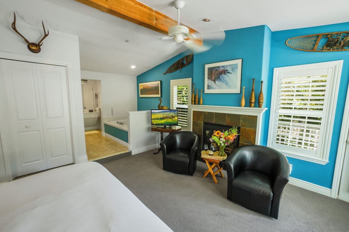 룸 | 고급 침구, 각각 다른 스타일의 인테리어, 각각 다르게 가구 비치, 책상