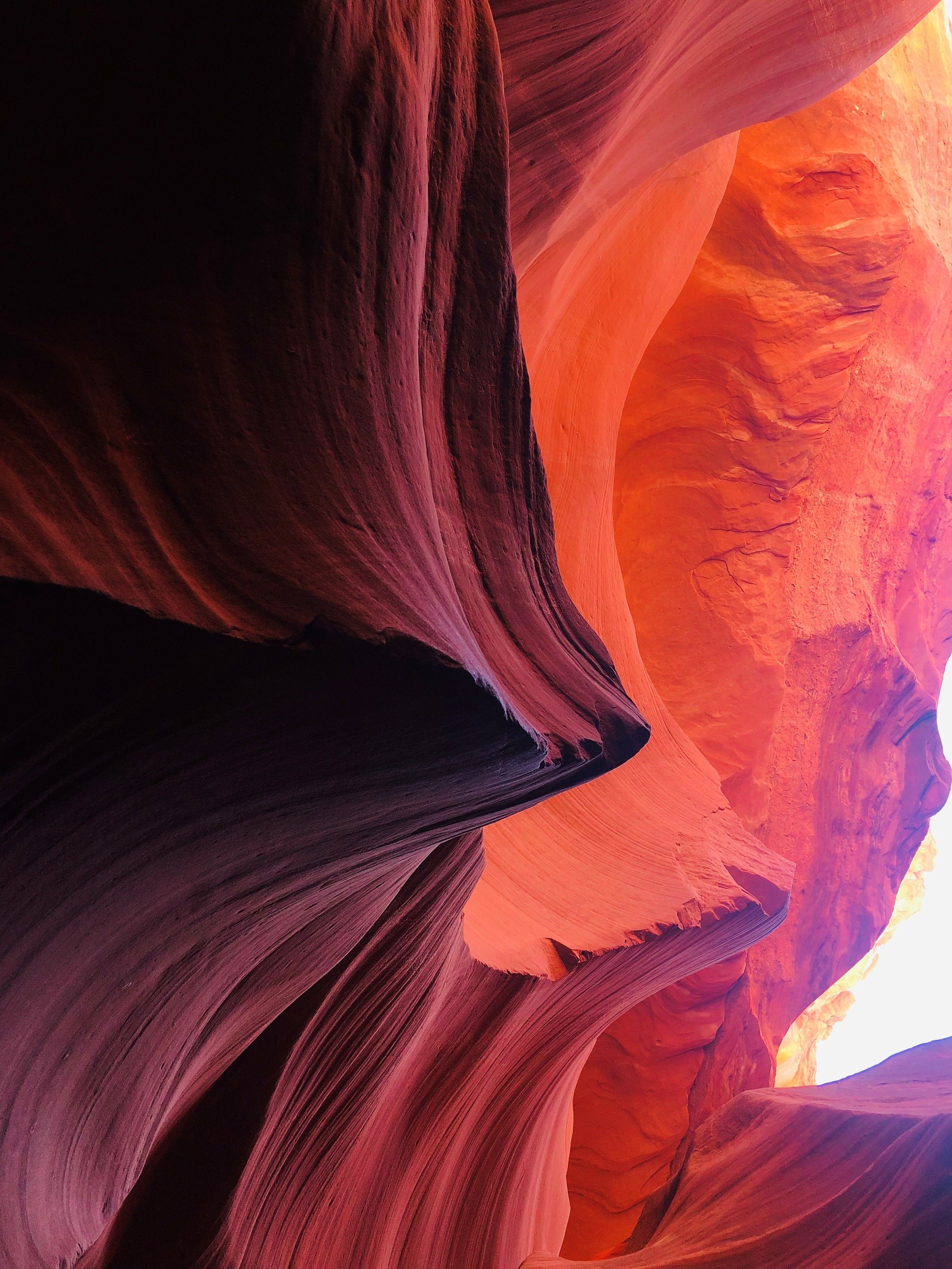 Un gros plan d’un canyon présentant des formations rocheuses lisses et aux courbes douces.