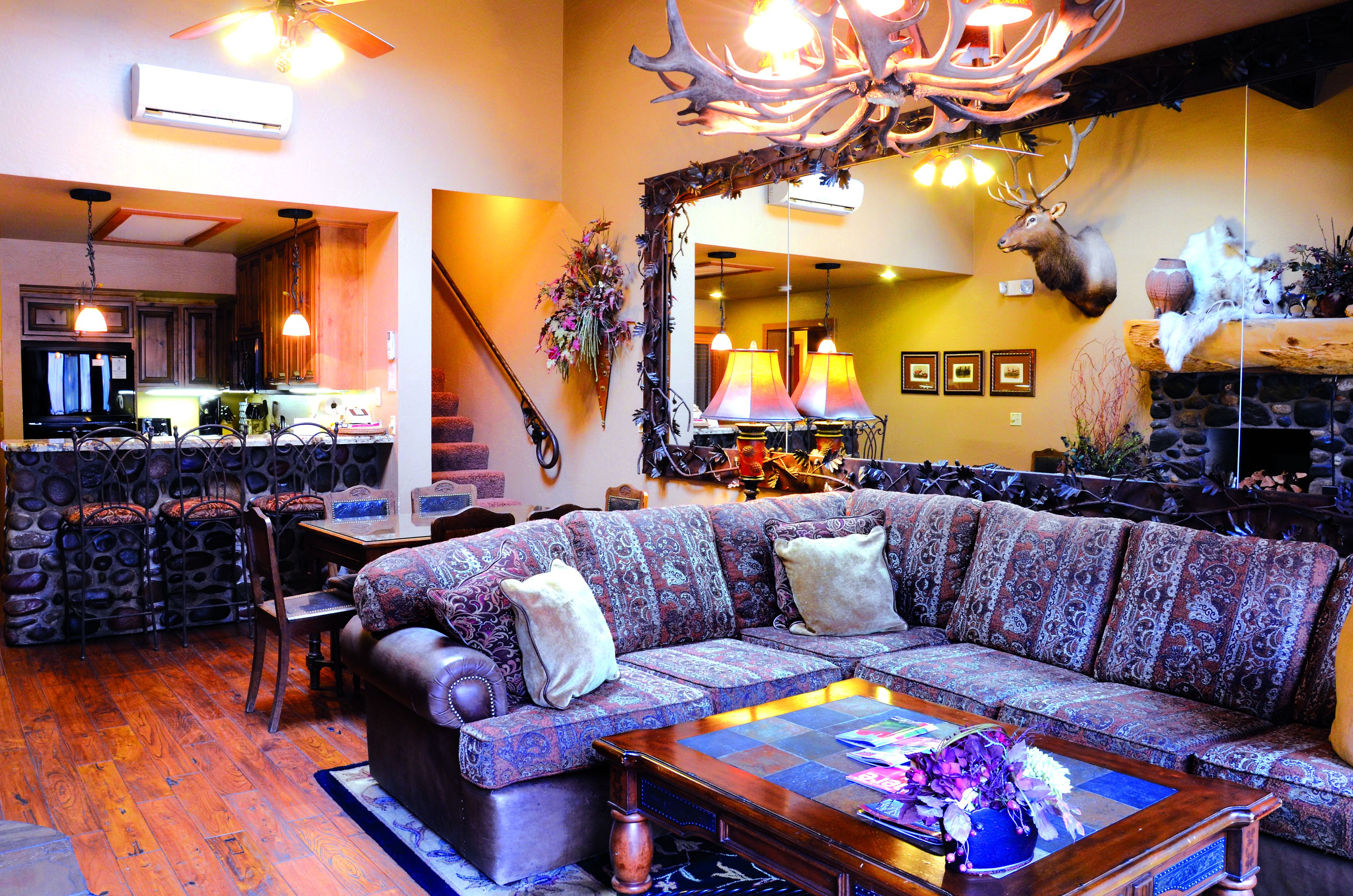 Villa, 2 soverom, kjøkken (Creek View) | Oppholdsområde | En 42-tommers TV med Parabol-TV samt peis og DVD-spiller