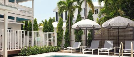 3 piscines extérieures, accÚs possible de 7 h à 22 h, chaises longues