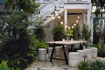 BBQ/picnic area at Winslows Bungalows - Key West Historic Inns