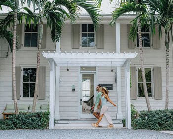 Hotel exterior and entrance at Winslows Bungalows - Key West Historic Inns