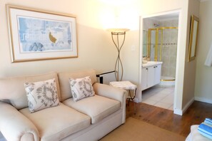 Junior-Suite, 1 King-Bett | Minibar, Zimmersafe, Schreibtisch, Bügeleisen/Bügelbrett