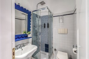 Basic Double Room, City View | Bathroom | Shower, hair dryer, slippers, towels - Townhouse Condotti 29 (Rome)