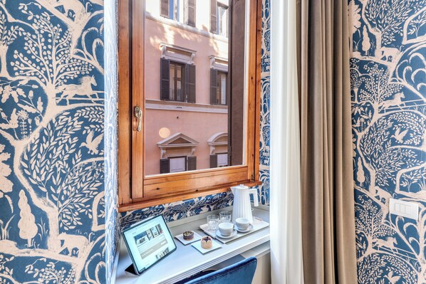 Standaard kamer | Luxe beddengoed, een minibar, een kluis op de kamer