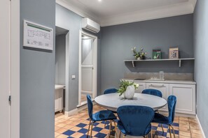Café da manhã com buffet todos os dias (EUR 10 por pessoa) 