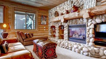 2 Bedrooms/Platinum/Private Hot Tub | 2 bedrooms, iron/ironing board, free WiFi, alarm clocks