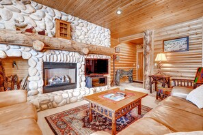 2 Bedrooms/Silver/Private Hot Tub | Living area