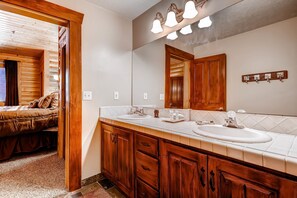 2 Bedrooms/Gold/Private Hot Tub | Bathroom