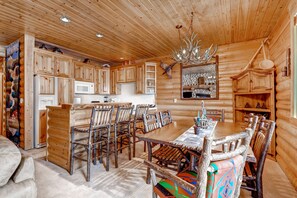 2 Bedrooms/Silver/Private Hot Tub | In-room dining