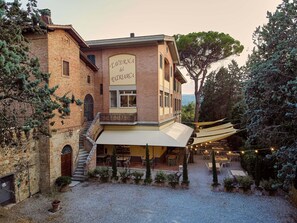 2 restaurants, servant le dîner et le souper; cuisine régionale