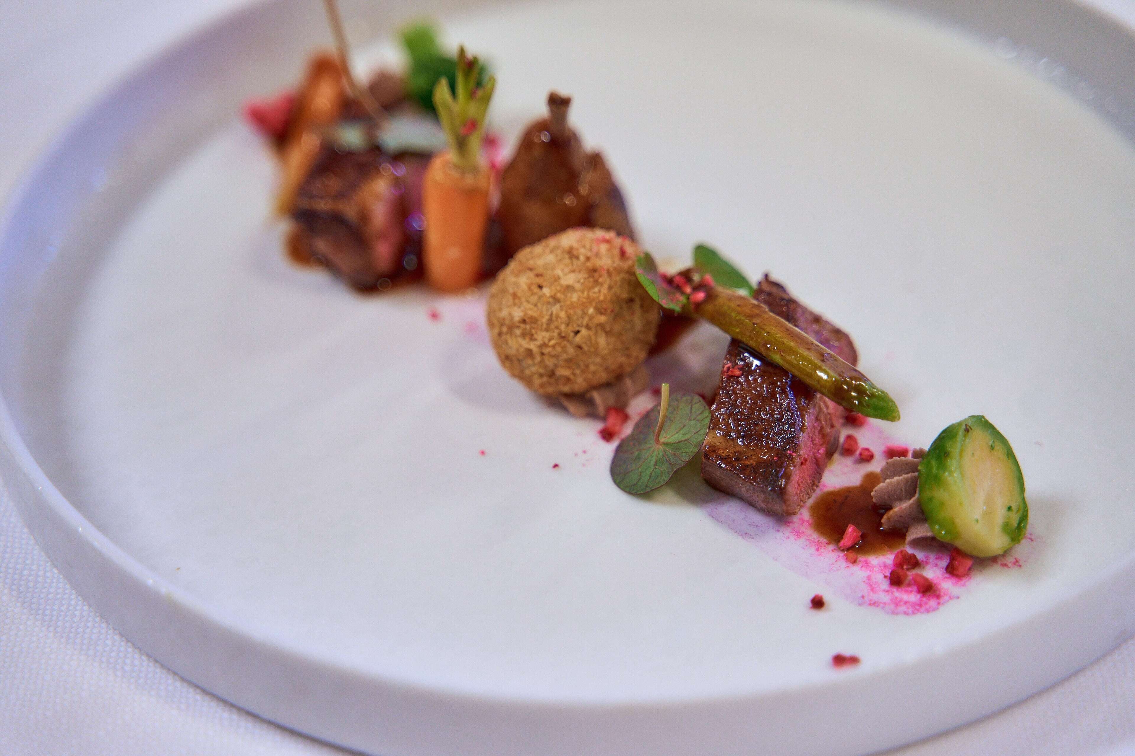 2 restaurants, lunch, dinner served; regional cuisine