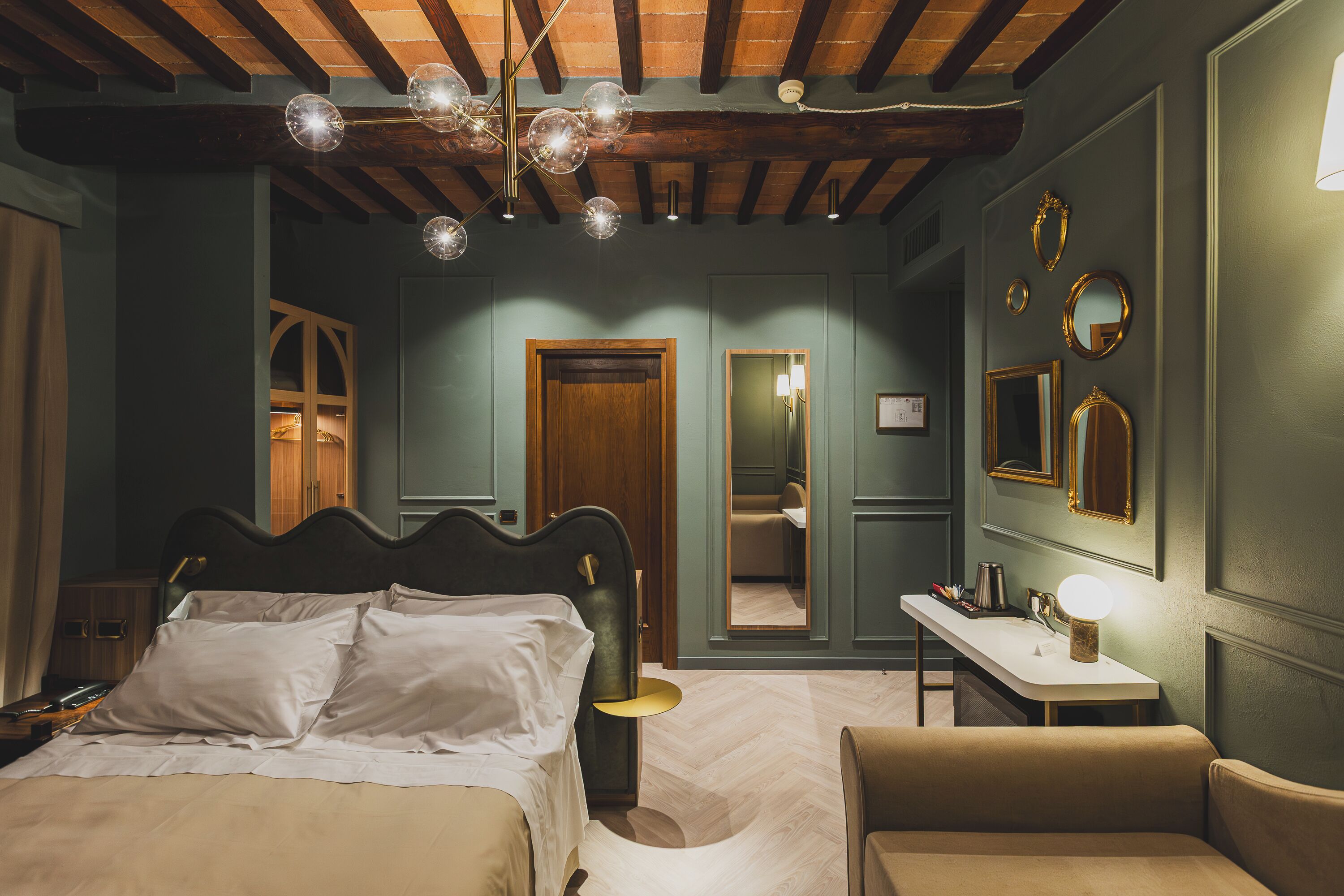 Deluxe Room | Free minibar, in-room safe, desk, blackout drapes