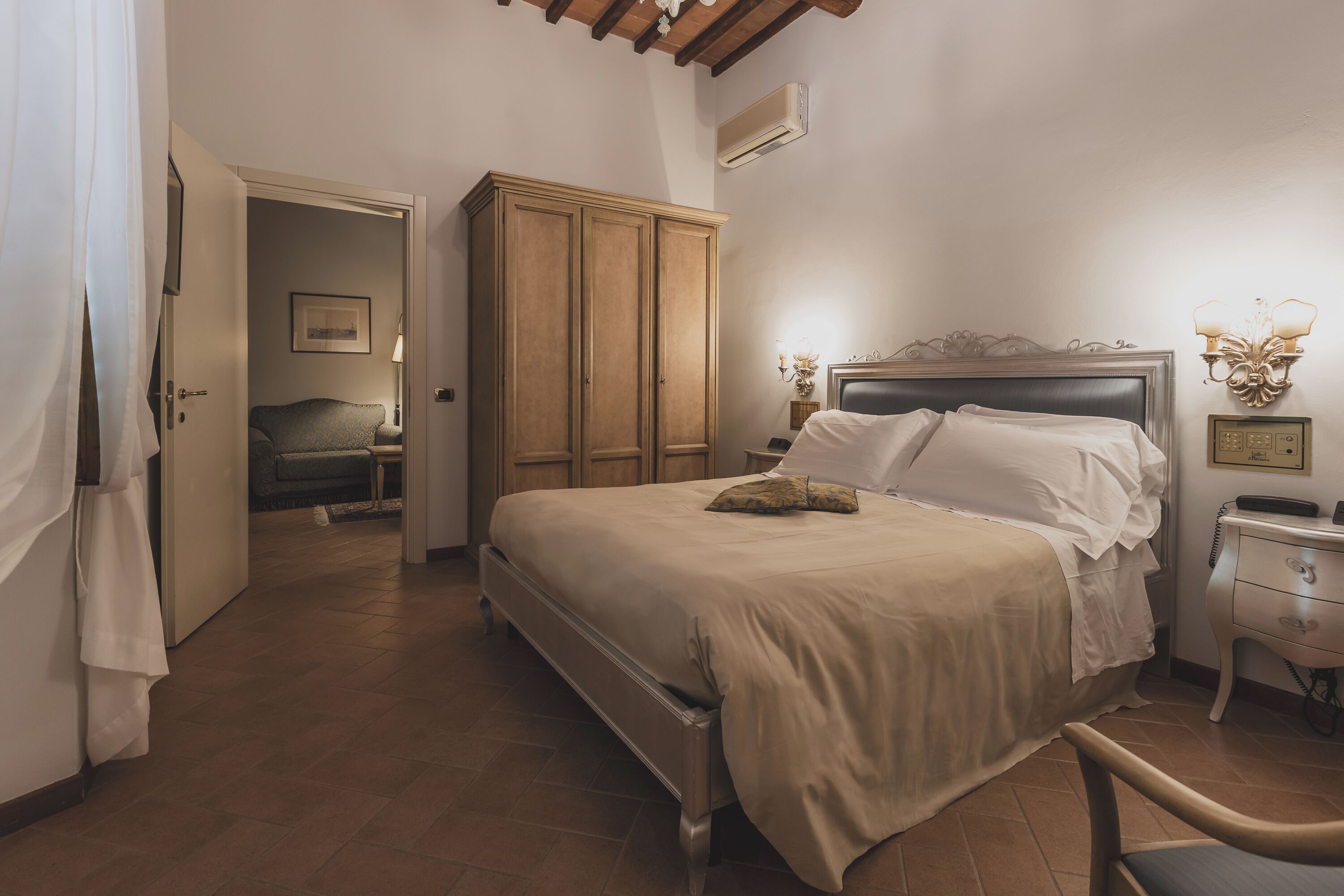 Minibar con artículos gratuitos y caja de seguridad en la habitación 