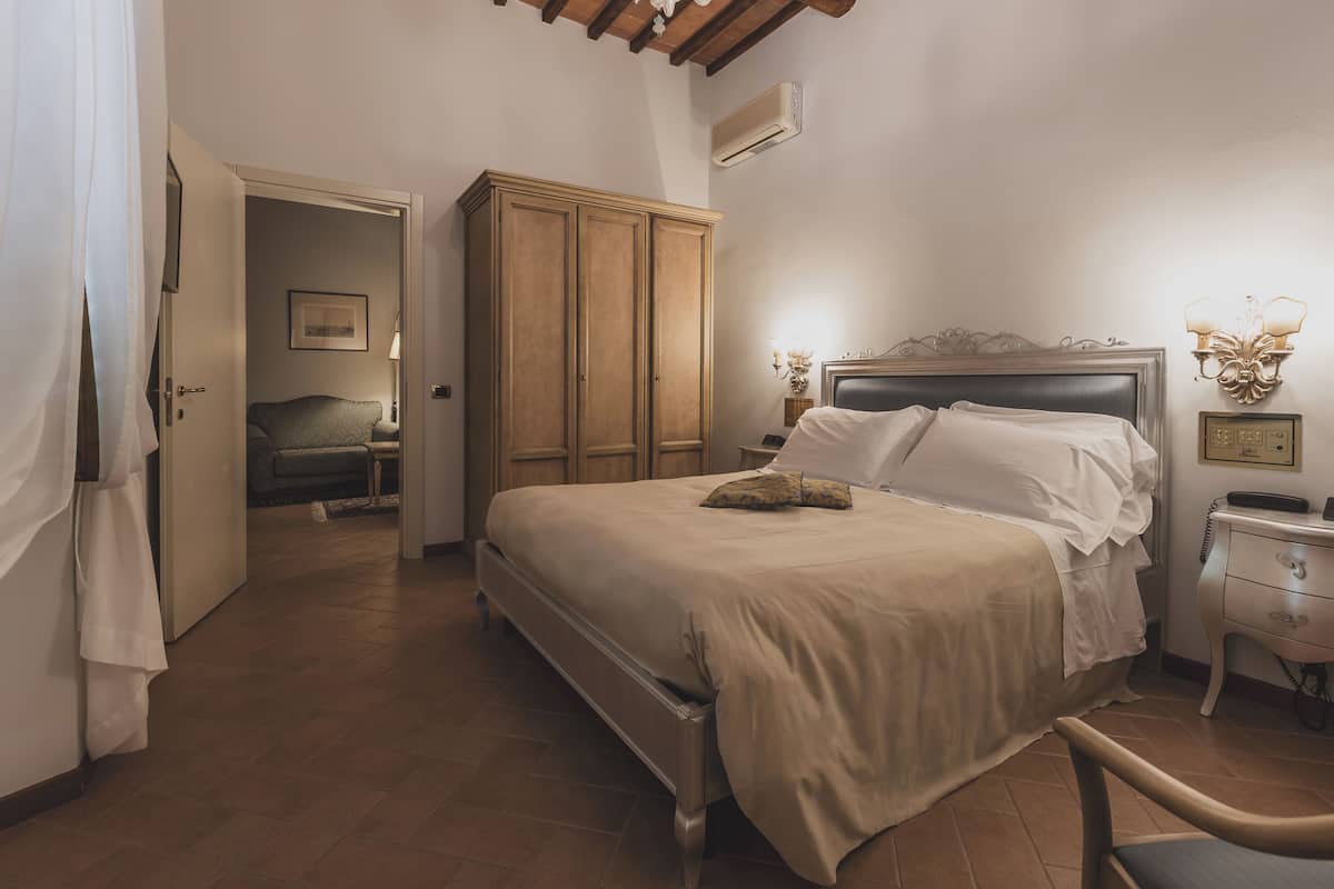 Minibar con artículos gratuitos y caja de seguridad en la habitación