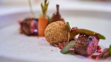 Close-up de um prato gourmet com diversos alimentos.
