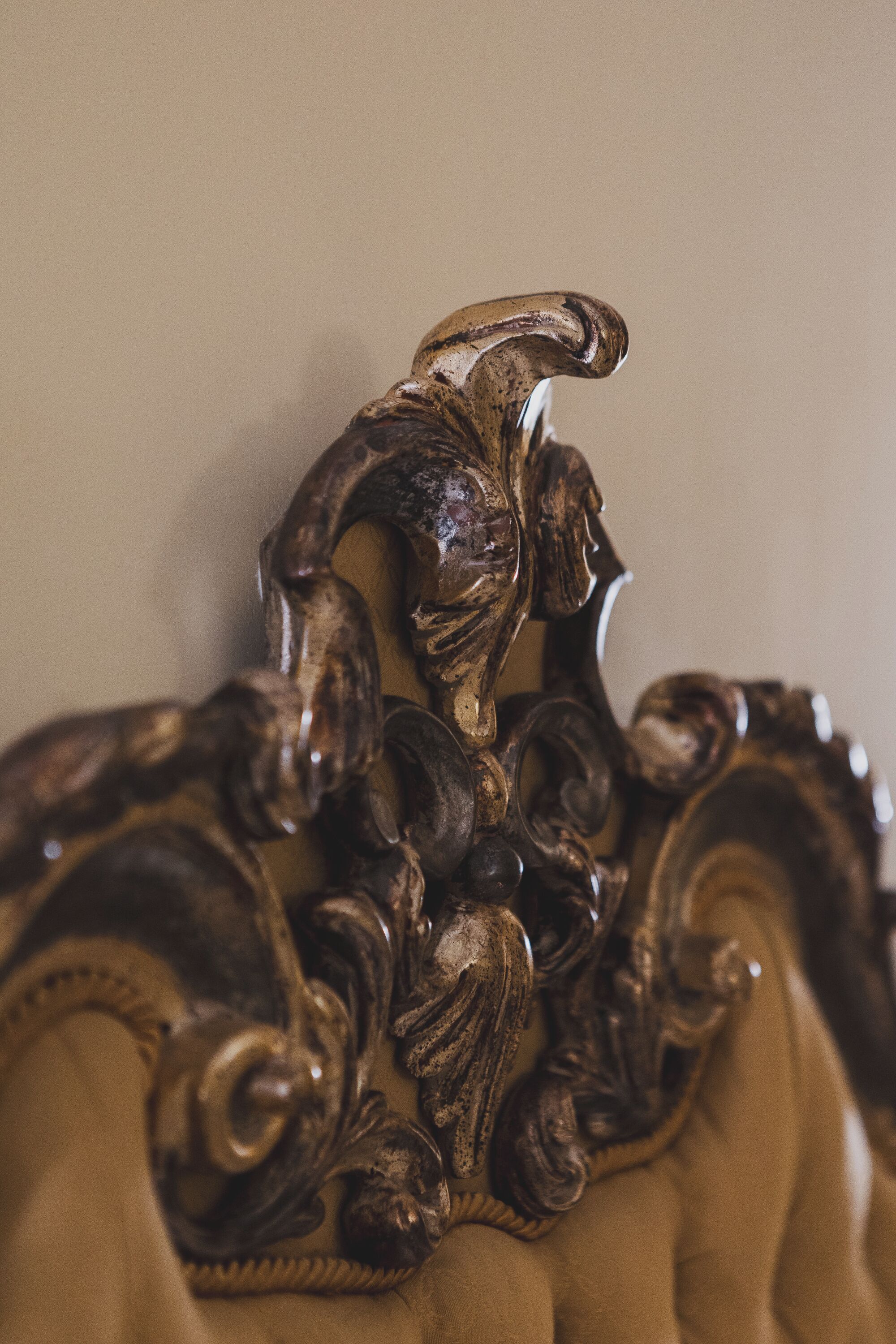 Un gros plan de meubles richement décorés et sculptés, ornés de motifs complexes.