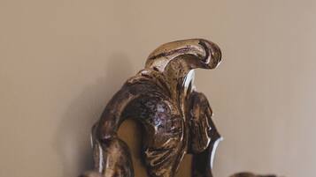 Un gros plan de meubles richement décorés et sculptés, ornés de motifs complexes.