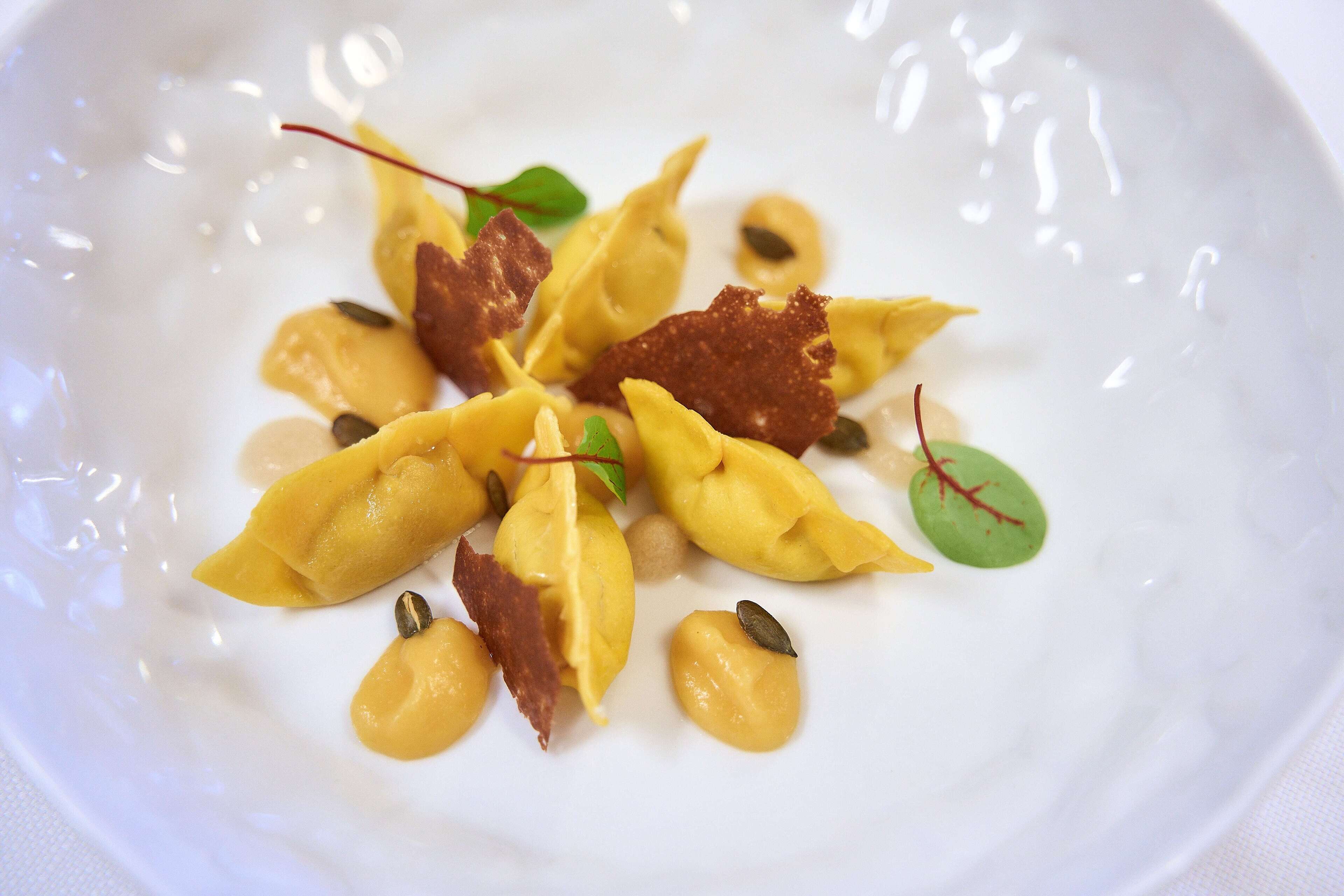 2 restaurants, lunch, dinner served; regional cuisine