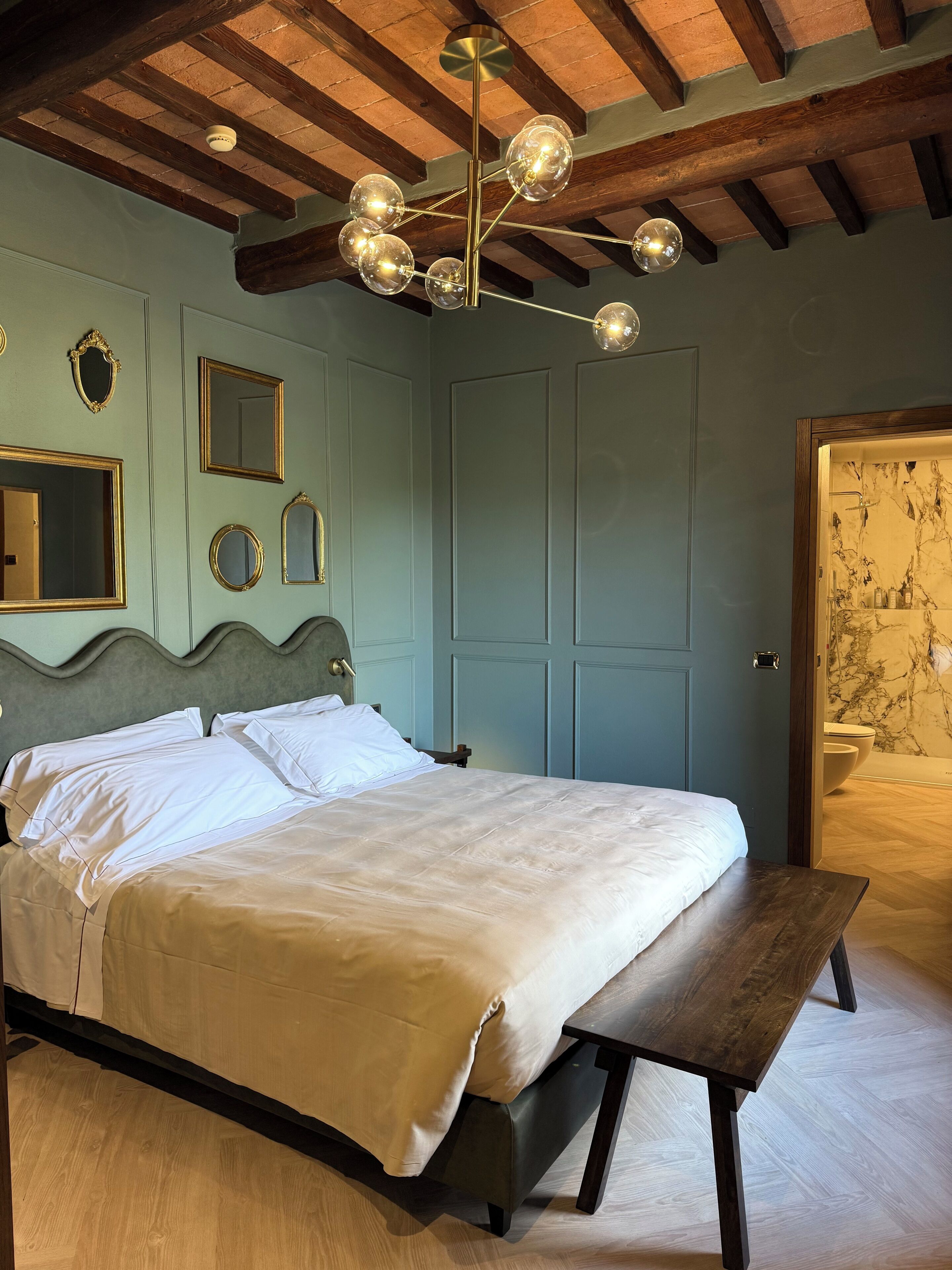 Suite La Torre | Free minibar, in-room safe, desk, blackout drapes