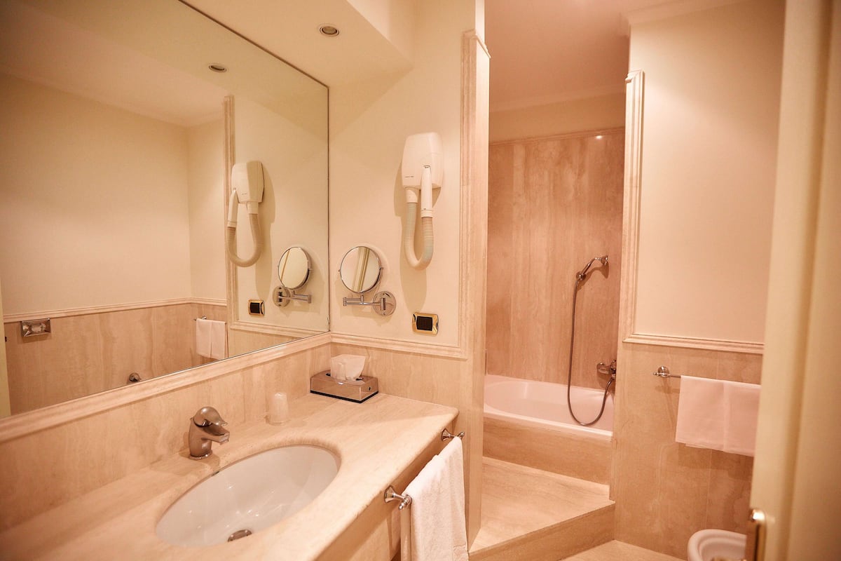 junior room | bathroom | free toiletries, hair dryer, bidet, towels