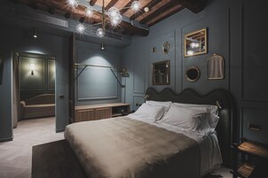 Suite La Torre | Free minibar, in-room safe, desk, blackout drapes