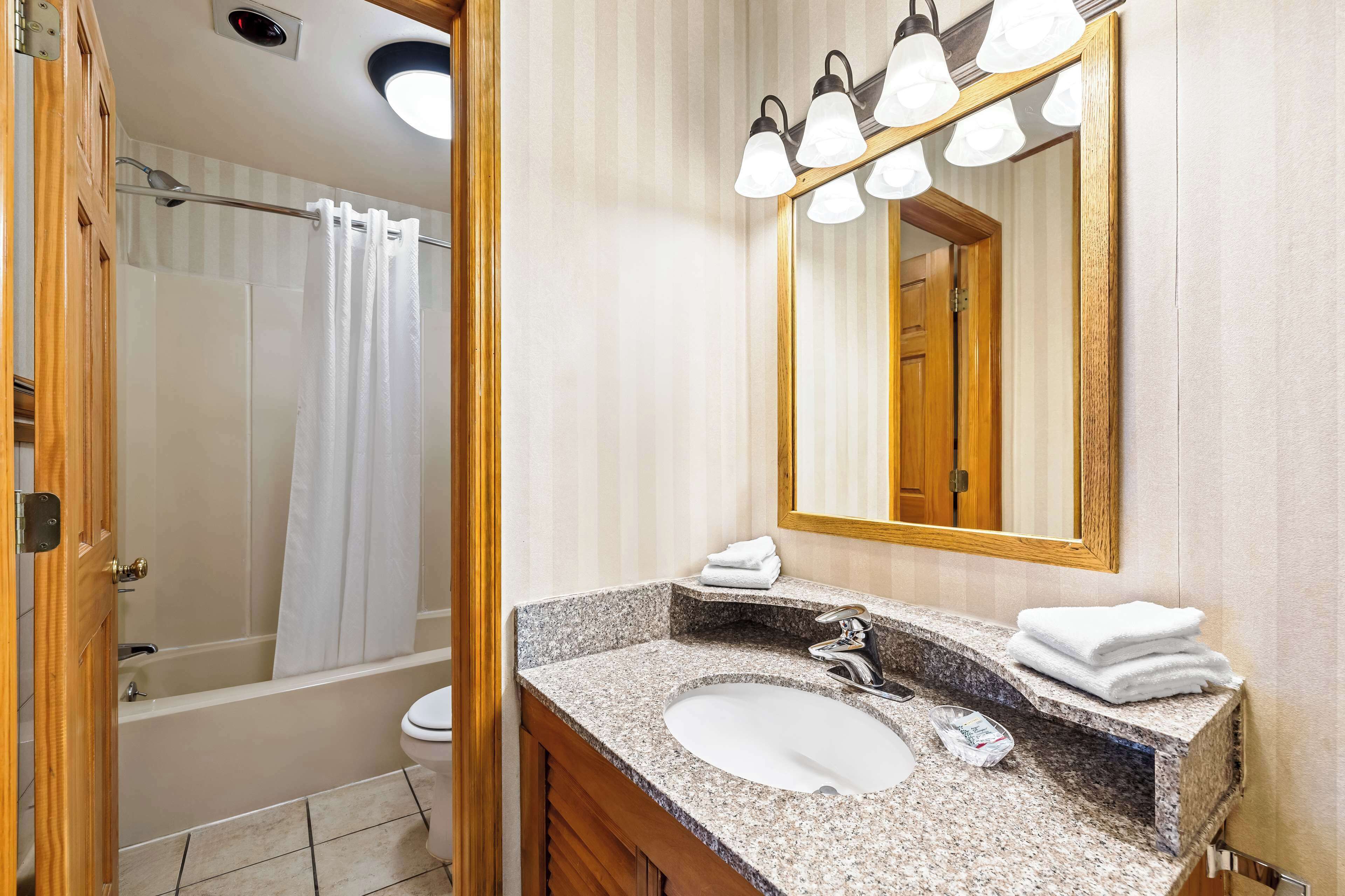 standard room, 1 king bed, non smoking, refrigerator & microwave (1st floor) | bathroom | combined shower/bathtub, free toiletries, hair dryer, towels