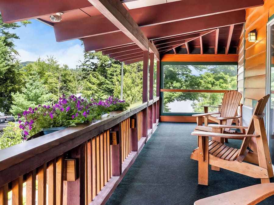 Ropa de cama de alta calidad y caja de seguridad en la habitación