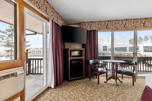 Suite, 2 Katil Ratu (Queen), Non Smoking, Balcony (2nd Floor;with Sofabed) | Peralatan tempat tidur premium, peti besi dalam bilik
