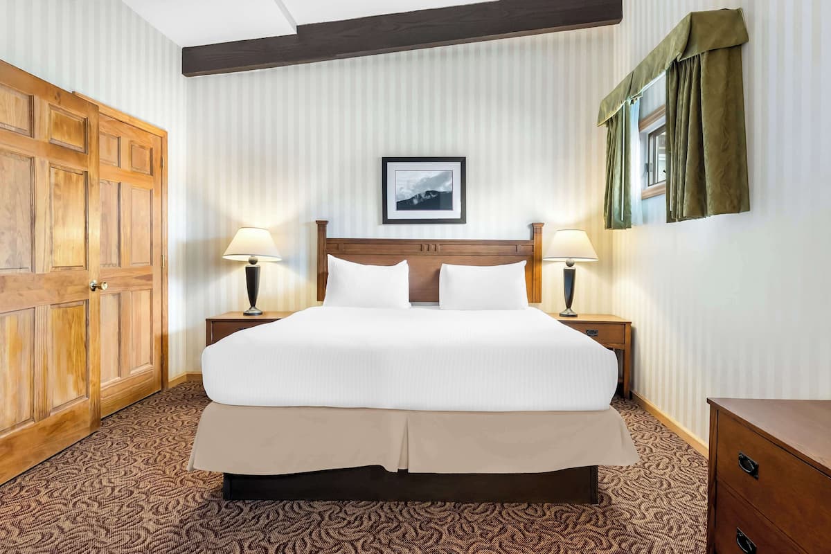 Suite, 1 Katil Raja (King), Non Smoking, Jetted Tub (2nd Floor;with Sofabed) | Peralatan tempat tidur premium, peti besi dalam bilik