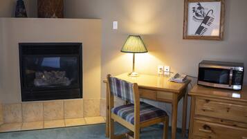 Deluxe Room, 1 King Bed | Desk, iron/ironing board, free WiFi, alarm clocks