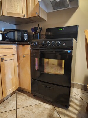 Standard Suite, Kitchen | Private kitchenette | Fridge, microwave, coffee/tea maker