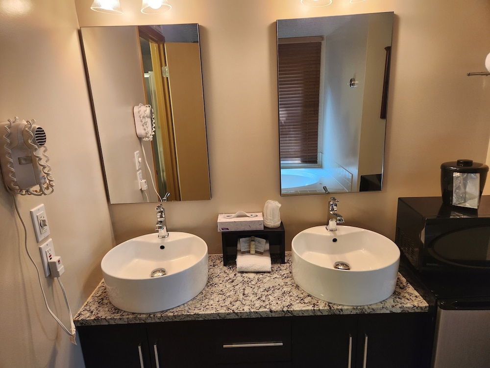 Waterton Lakes Lodge Resort by null