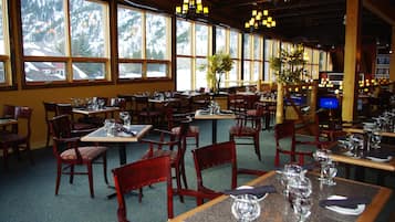 朝食、ランチ、ディナーに営業 (アメリカ料理)