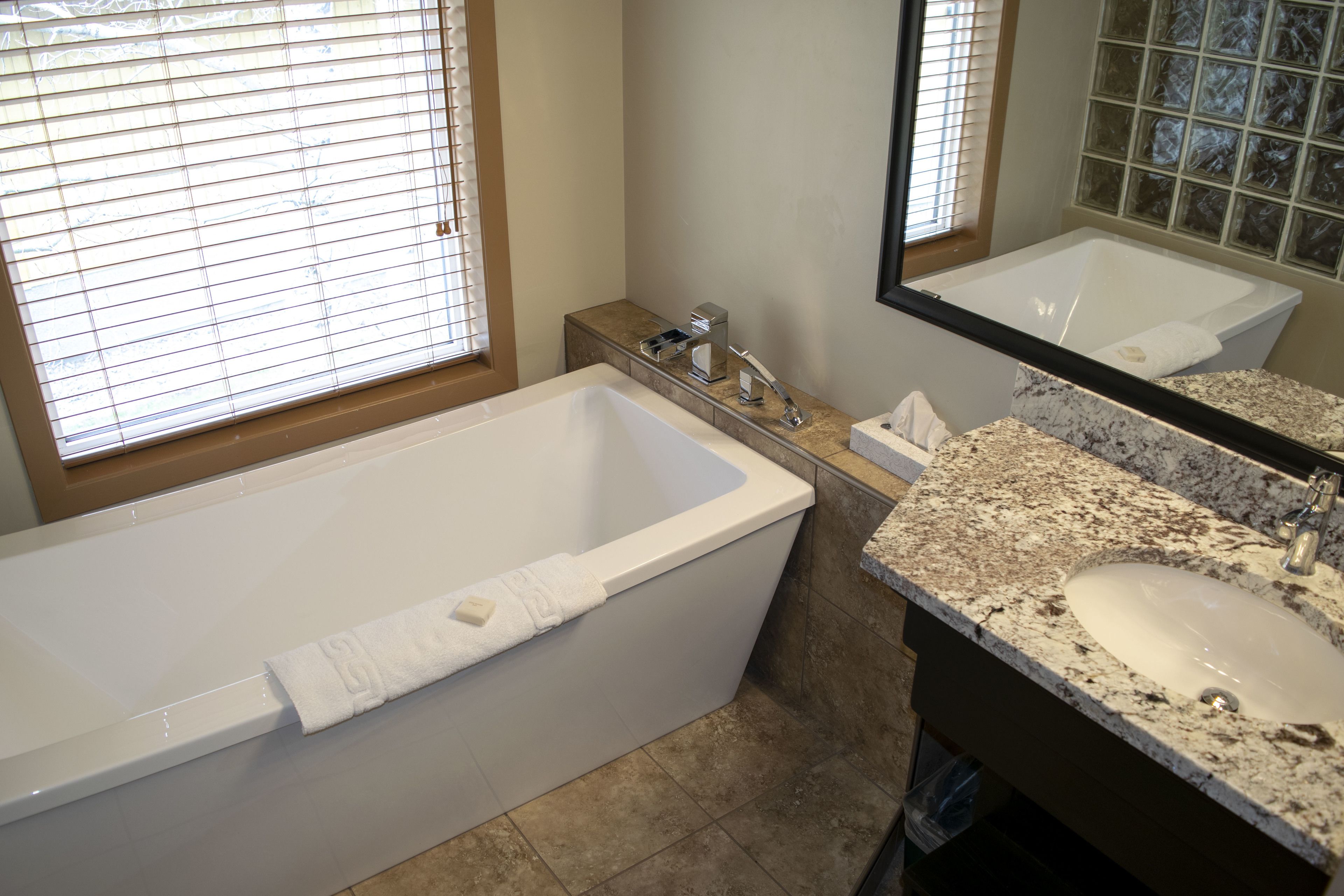 Quarto luxo, 1 cama King | Banheiro | Produtos de toalete grátis, secador de cabelo, toalhas de banho 