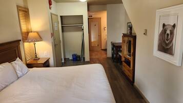 Deluxe Room, 1 King Bed | Desk, iron/ironing board, free WiFi, alarm clocks