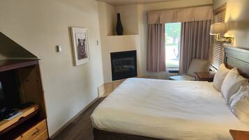 Deluxe Room, 1 King Bed | Desk, iron/ironing board, free WiFi, alarm clocks