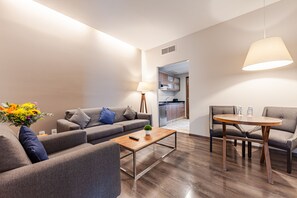 Suite – superior | Oppholdsområde | En 42-tommers LCD-TV med kabel-kanaler samt TV