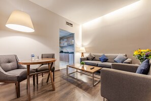 Suite superior | Área de sala de estar | Televisión LCD de 42 pulgadas con canales por cable y televisión