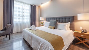 Suite Superior | Brankas, dilengkapi dengan perabotan berbeda-beda, dan meja kerja