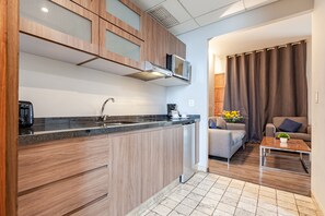 Suite Supérieure | Cuisine privée | Réfrigérateur, micro-ondes, plaque de cuisson, cafetière/bouilloire