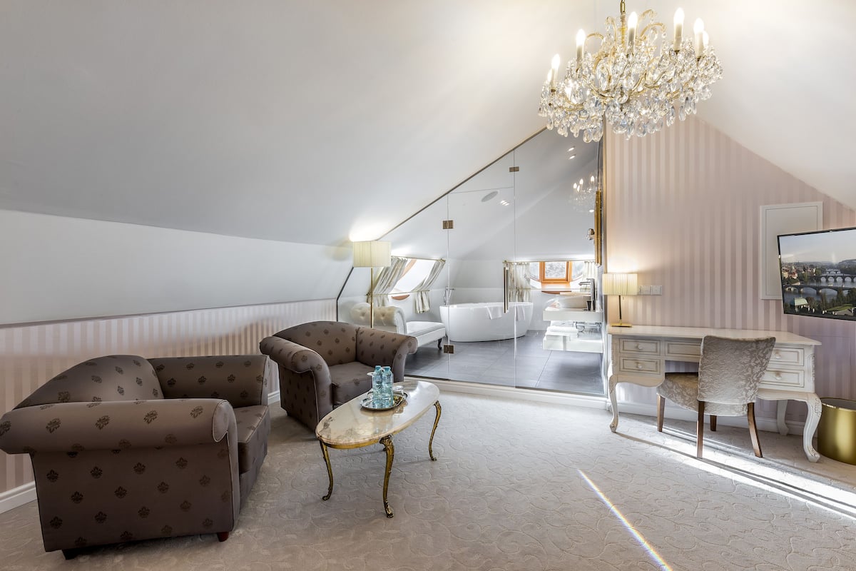 Luksus-suite - 1 soveværelse | 1 soveværelse, premium-sengetøj, dundyner, minibar