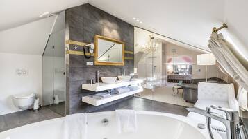 Ropa de cama de alta calidad, cubrecamas y minibar