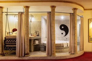 Un bagno con una vasca da bagno ampia, un lavandino, uno specchio e un water.