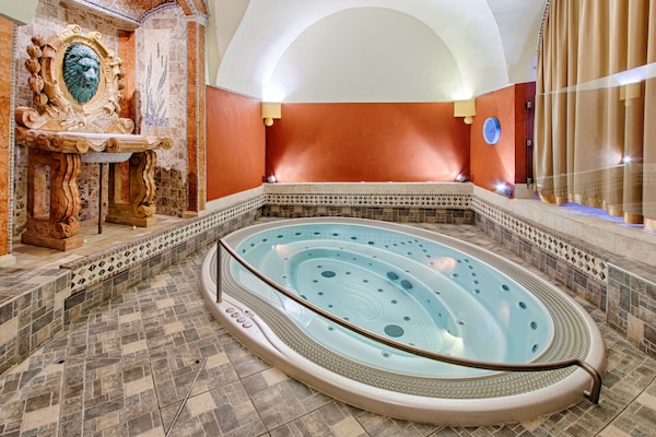Indoor spa tub