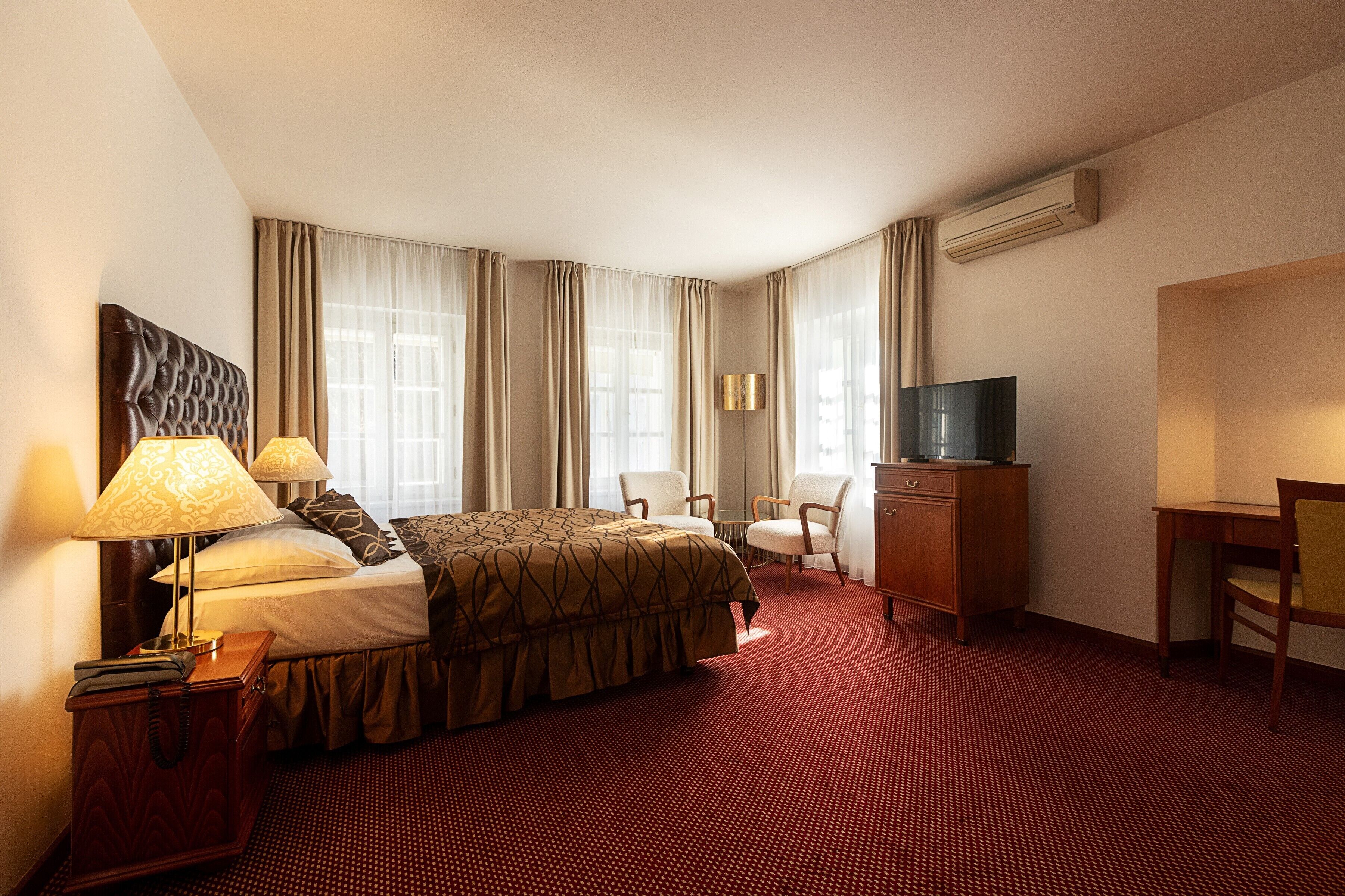 deluxe double | premium bedding, down duvets, minibar, in-room safe