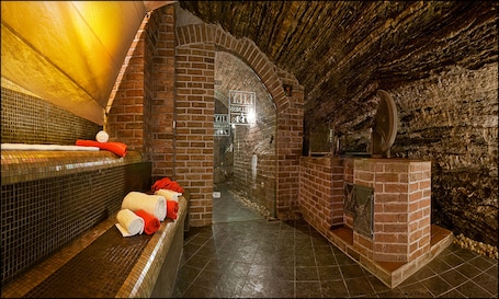 Salas de tratamiento para parejas, un sauna, una bañera de hidromasaje. Hotel Hoffmeister